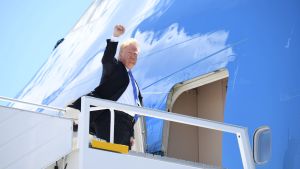 Trump reser vidare från Kanada. Donald Trump med knuten näve stiger in i flygplan på väg från Kanada