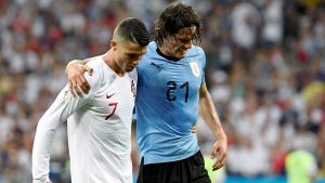 Ronaldo hjälpte Cavani av planen. Cristiano Ronaldo hjälper Edinson Cavani av planen
