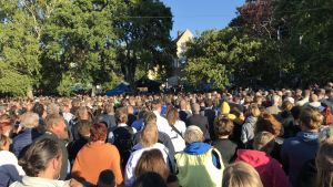 Drygt 3500 personer lyssnade på Ulf Kristerssons tal under politikerveckan i Almedalen. Hundratals personer står och lyssnar på ett tal.