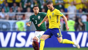 Marcus Berg åkte på en lårkaka mot Mexiko men ska kunna spela i åttondelsfinalen. Marcus Berg kämpar om bollen