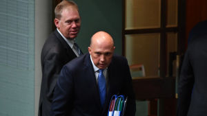 Den förre inrikesministern Peter Dutton (i förgrunden) är en stark kandidat för premiärministerposten i Australien Den förre inrikesministern Peter Dutton (i förgrunden) är en stark kandidat för premiärministerposten i Australien
