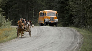 Evakot saapuivat hevoskärryllä elokuvassa Oma maa. Evakkojen hevoskärry ja keltainen linja-auto hiekkatiellä.