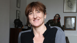 Beeban Kidron on työskennellyt elokuvaohjaajana (Bridget Jones - Elämä jatkuu) ja tuottajana 35 vuotta. Hän aloitti 5Rights-kampanjan 2012, jolloin hän ohjasi dokumenttielokuvan InRealLife. 5Rights Foundation syntyi 2018. Ohjaaja, paronitar ja Iso-Britannian parlamentin ylähuoneen jäsen Beeban Kidron