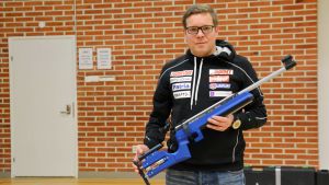 Fältchef Lauri Elo från Finlands skidskytteförbund säger att det i Finland finns cirka 350 juniorer med licens inom skidskytte. Kenttäpäällikkö Lauri Elo, suomen ampumahiihtoliitto