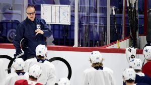 Paul Maurice leder ett träningspass i Helsingfors. Paul Maurice leder ett träningspass i Helsingfors.