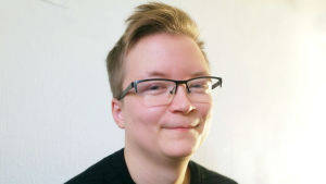 Sakris Kupila är på slutrakan med sina studier till läkare.2018. Sakris Uutela studerar medicin vid Läkis i Helsingfors. Han är också aktiv inom bland annat Invalidförbundet, Familjeförbundet och som ordförande för Seta. Hösten 2018.