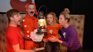 Kommer lyktan att fortsätta lysa? Buu-klubbens julturné med Jonathan Granbacka, Malin Olkkola, Staffan Gräsbäck och Lisa Gerkman.