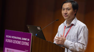 He Jiankui presenterar sitt experiment med mänskliga embryon. Universitetet i Hongkong 28.11.2018 He Jiankui presenterar sitt experiment med mänskliga embryon. Universitetet i Hongkong 28.11.2018