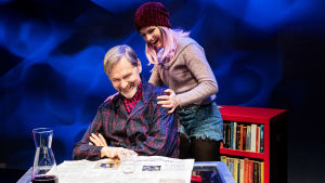Ett lyckat glastrick. På bilden Asko Sarkola och Sophia Heikkilä. Asko Sarkola och Sophia Heikkilä i Pappan på Svenska Teatern.
