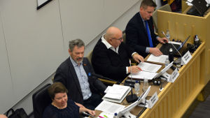 Carola Lithén (SFP), Michael Luther (SFP), Lars-Erik Gästgivars (SFP) och Samuel Broman (SFP) deltog i en utfrågning på medborgarrådets möte. Foto av Carola Lithén (SFP), Michael Luther (SFP), Lars-Erik Gästgivars (SFP) och Samuel Broman (SFP) som alla sitter på samma sida av ett bord.