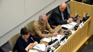 Siv Sandberg, Olavi Kaleva och Göran Honga var tre av de experter som kallats in för att svara på medborgarrådets frågor. Siv Sandberg, Olavi Kaleva och Göran Honga sitter alla tre vid samma sida av ett bord och blickar framåt. De är fotade uppifrån.