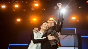 Darude och Sebastian Rejman framför Finlands bidrag i Tel Aviv. Darude ja Sebastian Rejman halaavat toisiaan.