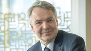 Pekka Haavisto är nöjd med att flera jordbrukare ställer upp för De gröna i riksdagsvalet. Pekka Haavisto Munkkivuoren ostarilla 5.3.2019