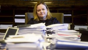 Social- och hälsovårdsutskottets ordförande Krista Kiuru säger att utskottet jobbar för full maskin in i det sista. SDP:s Krista Kiuru i social- och hälsovårdsutskottet.
