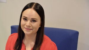 Alexandra Bäckman tycker det är spännande att se hur de klippt avsnitten. Alexandra Bäckman från Borgå tävlade i Nelonens Bachelor Suomi 2019