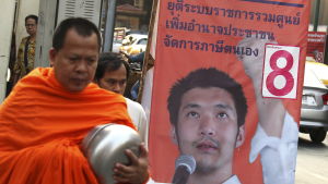 Den ungdomlige partiledaren Thanathorn Juangroongruangkit intresserar många förstagångsväljare som får sina politiska nyheter via sociala medier, eftersom juntan kontrollerar traditionella medier som tv&radio samt tidningar Den ungdomlige partiledaren Thanathorn Juangroongruangkit lockar många förstagångsväljare som får sina politiska nyheter via sociala medier eftersom juntan kontrollerar traditionella medier som tv&radio samt tidningar