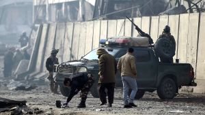 En bilbomb, som dödade fyra personer och skadade över hundra, detonerade i Kabul i januari 2019. Talibanerna tog på sig skulden för bombdådet. En bilbomb, som dödade fyra personer och skadade över 100, detonerade i Kabul i januari 2019. Talibanerna tog på sig skulden för bombdådet.
