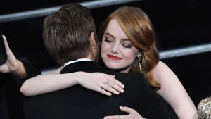 Ryan Gosling gratulerar Emma Stone Emma Stone gratuleras till Oscarspriset av Ryan Gosling. Hon vann i kategorin bästa kvinnliga huvudroll.