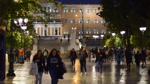 Syntagmatorget vid det grekiska riksdagshuset är lugnt just nu men har varit skådeplats för många våldsamma demonstrationer. Syntagmatorget i Aten april 2019