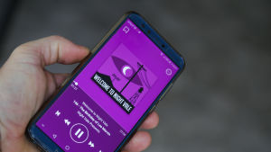 En av Huaweis mobilmodeller, Honor, är populär i FInland. En hand håller i en mobiltelefon av modellen honor. På skärmen kan man se att personen lyssnar på ett avsnitt av podden "Welcome to night vale"