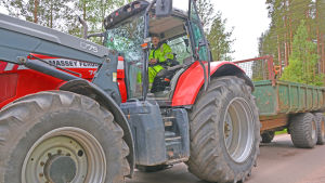 Alexander Gustavsson har aldrig oroat sig för björnar. Man med gul rock sitter i en stor traktor på en sandväg.