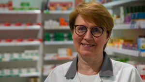 Susanne Lindberg på Sandviks apotek får ofta meddela patienter att läkemedlet är slut. Potrettikuvassa apteekkari, Susanna Lindberg