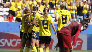 Sverige firar ett mål mot Thailand.