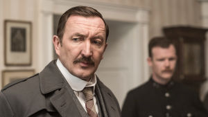 Ralph Ineson rikosetsivä Dicksin roolissa ja Seamas O´Hara konstaapeli Spencerinä. Brittielokuva kirjailija Agatha Christien katoamisesta.