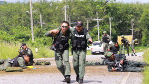 Konflikten i södra Thailand har krävt över 7 000 dödsoffer på 15 år. Rebellerna angriper ofta säkerhetsstyrkor, så som i denna bombattack i Pattani i fjol Den 15 år långa konflikten i tre muslimska provinser i södra Thailand har krävt över 7 000 dödsoffer. Rebellerna angriper ofta poliser och soldater så som denna bombattack i Pattani i fjol