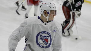 Skribenten tippar att Kaapo Kakko tar en stor roll redan under sin första NHL-säsong. Kaapo Kakko gjorde väl ifrån i Rangers-nykomlingarnas träningsmatch.