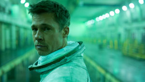 Oscarsnominering på ingång? Brad Pitt övertygar för andra gången i år - senast i Once Upon a Time in...Hollywood. Brad PItt tittar över axeln in i kameran.