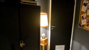 Kommersiella Escape room har ofta klurigheter som kan ta upp till en timme att lösa. Men här ska det gå på 15 minuter och har man inte klurat ut svaren så släpps man nog ut ändå. Escape room