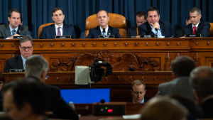 Medlemmar i representanthusets underrättelseutskott under de tv-sända förhören i Washington. Förhöret pågick i fem timmar. Ordföranden för representanthuset underrättelseutskott, demokraten Adan Schiff i mitten och republikanernas ledande medlem i utskottet Devin Nunes (andra från höger) under de tv-sända förhören den 13 november 2019.