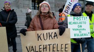 Outi Kaunisto från Åbo är beredd att strejka hur länge som helst. Outi Kaunisto från Åbo vill att postens ledning ska avgå. Hon är beredd att strejka hur länge som helst.