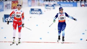 Johaug vann med 30 sekunder före Pärmäkoski. Johaug och Pärmäkoski går i mål sida vid sida.