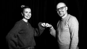 Hur familjär kan man vara med fint folk? Sofie Gammals och Lasse Grönroos gör fistbump leende.