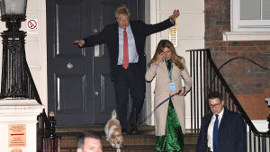 Boris Johnson vid det konservativa partiets högkvarter strax efter att det blev klart att Tories får majoritet i parlamentet. Boris Johnson på trappan till Tory-partiets högkvarter i London.