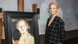 Laura Birn och ett självporträtt av Helene Schjerfbeck. Laura Birn invid ett självporträtt av Helene Schjerfbeck.