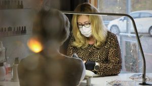 Sari Vuori huoltaa keinokynsiä.