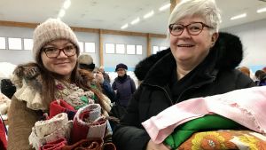 Nora och Marjo Sartovuo har fyndat fina material som ska få nytt liv. Marjo och Merja Sartovuo håller i sina textilfynd, tyger och poppana.