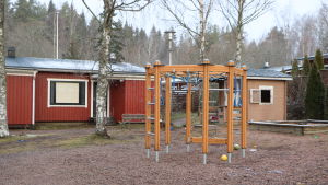 Gården som råttorna sprang omkring på gränsade till barnens lekplats. En tom lekplats p Hullusvägen 5 i Kyrkslätt.