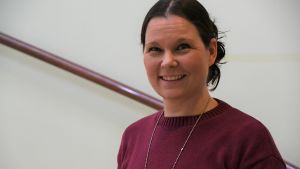 Sabina Holst vid Borgåpolisen säger att det förekommer droger i Lovisa, liksom andra städer. Polis med vinröd tröja står och ler i en trappuppgång.