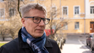 Statssekreterare Kimmo Tiilikainen vill inte stöda batteriinstallationer i egnahemshus. Kimmo Tiilikainen statssekreterare vill inte stöda batteriinstallationer i egnahemshus,