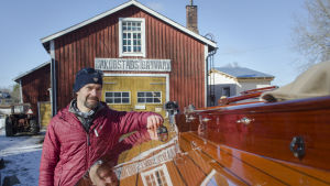 Fredrik Östman uppskattar den klassiska träbåtens tidlösa och vackra form. man vid lackad båt