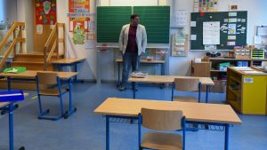 Rektorn Juan Carlos Boeck såg ut över ett tomt klassrum i sin lågstadieskola i Dortmund i måndags. Lågstadieskolorna i Nordrhein-Westfalen får öppna gradvis från och med i morgon, torsdag. Rektorn Juan Carlos Boeck såg ut över ett tomt klassrum i sin lågstadieskola i Dortmund i måndags. Lågstadieskolorna i Nordrhein-Westfalen får öppna gradvis från och med i morgon, torsdag.