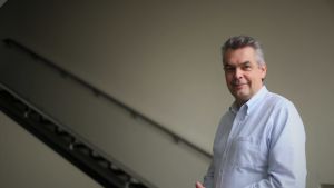 Vd för Restel Mikael Backman upplever attt alla har kommit emot i den svåra situationen. Backman ler mot kameran