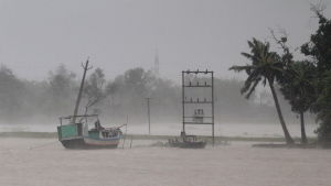 Översvämningar rapporteras redan längs stora delar av kusten i Västbangal och Odisha i Indien och i Sunderbans i Bangladesh. Översvämningar i Odisha i Indien.