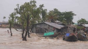 Stormen på väg in. Bilden är tagen i Bangladesh kvällen före stormen och de upp till fem meter höga flodvågorna svepte in över land. Stormen Amphang sveper in över Bangladesh kust.