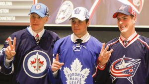 Patrik Laine, Auston Matthews och Pierre-Luc Dubois reserverades sommaren 2016. Tre unga ishockeylöften poserar i sina respektive klubbtröjor.