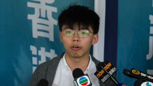 Joshua Wong tror att han är en av de första som blir föremål för åtal och straff under den nya lagen. Demokratiaktivisten Joshua Wong håller presskonferens.